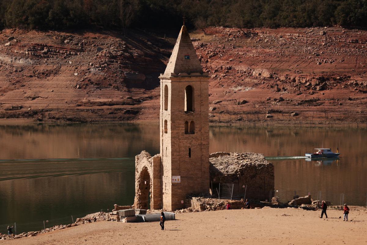 La iglesia de Sant Romà de Sau, visible a causa de la escasez de agua en el pantano de Sau. 
