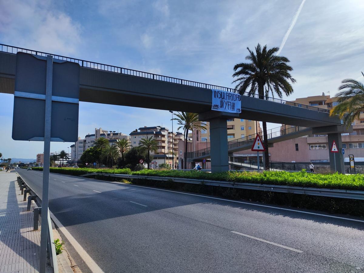 El cartel colgado en el puente de la Avenida de la Paz