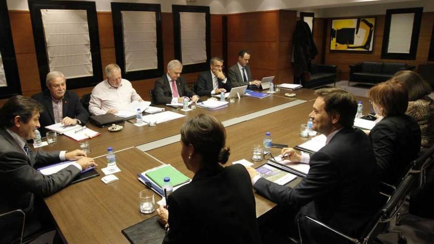 Javier Fernández, presidiendo la mesa de la concertación celebrada ayer.