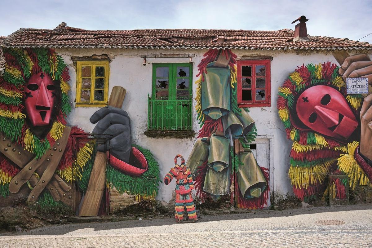 Murales dedicados a los caretos y la fiesta del Entrudo de Podence.