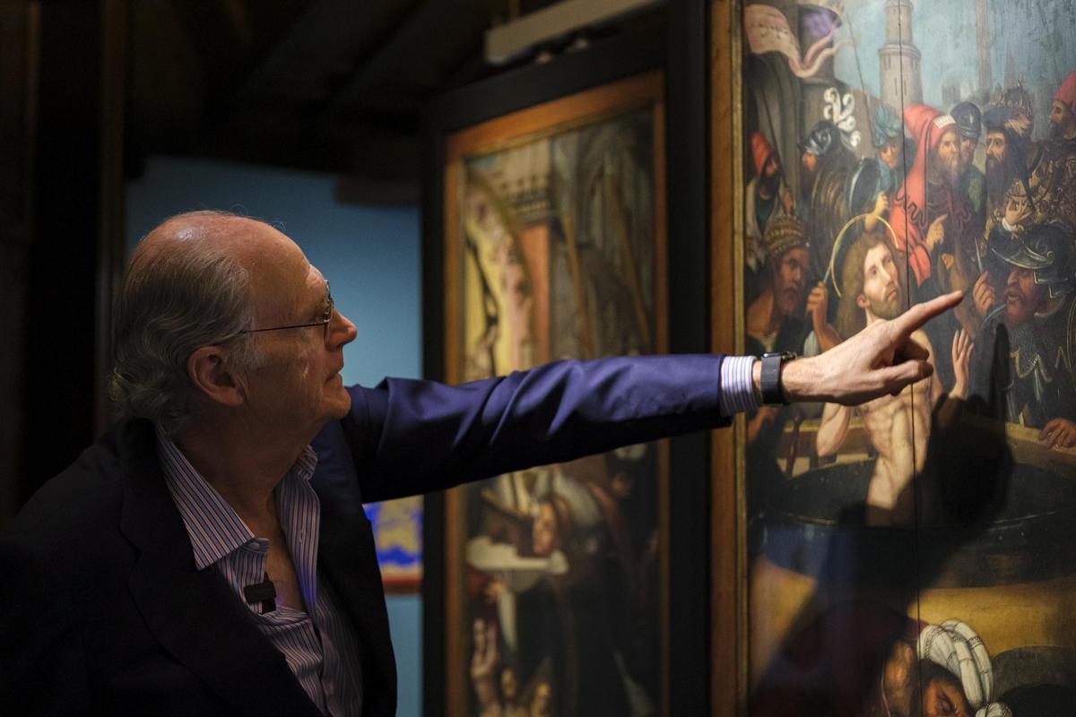 El presidente de la Fundación Canaria de Arte Flamenco, Tomás Van de Walle, junto a una obra.