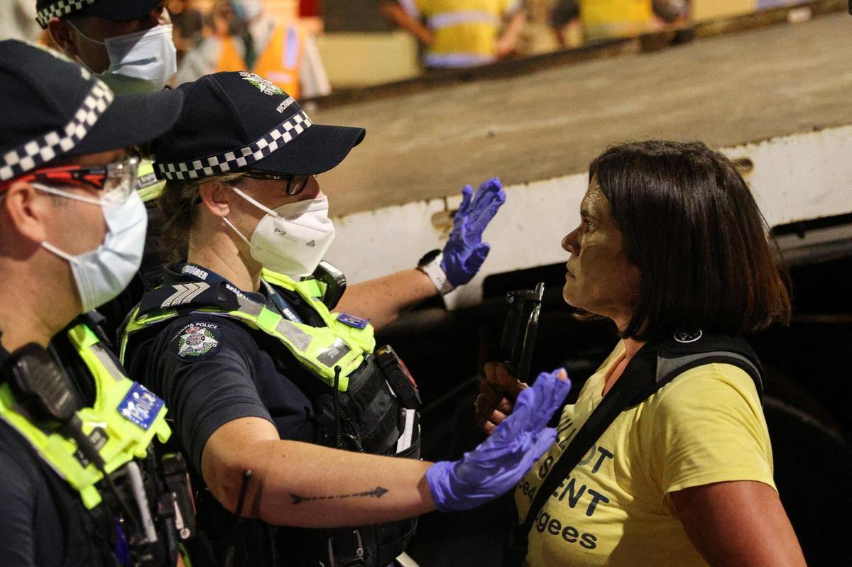Una manifestante frente al hotel de Djokovic.
