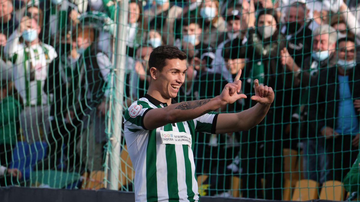 Adri Fuentes celebra su gol ante el Cádiz CF B