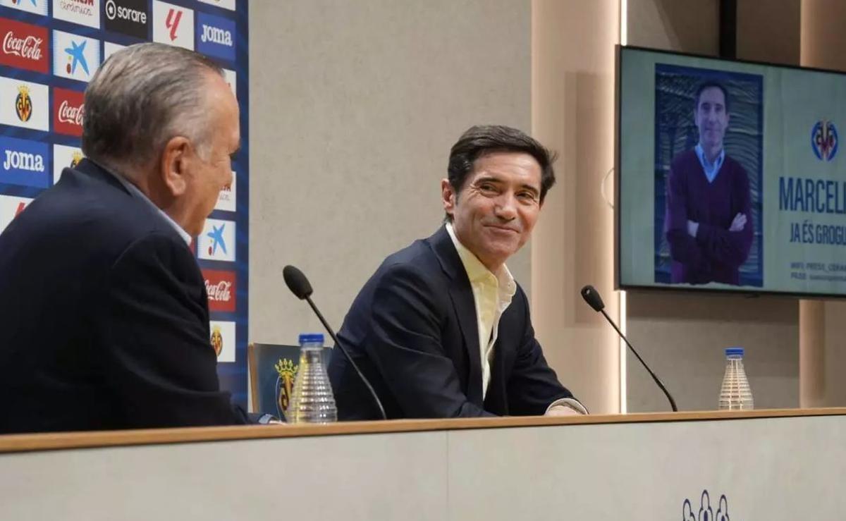 Marcelino García Toral, en la sala de prensa del Estadio de la Cerámica, mirando a Fernando Roig.
