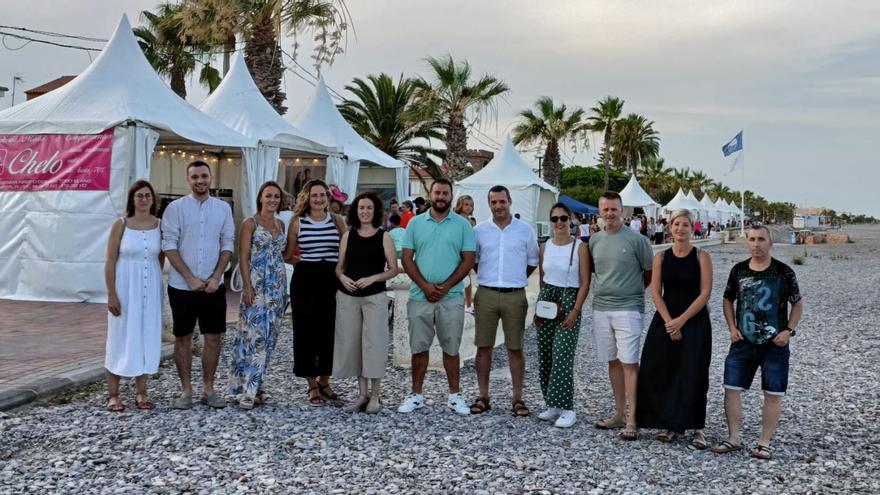 Una veintena de tiendas sacan sus productos a la playa de Almenara