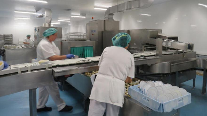 Trabajadores en la cocina del Negrín.