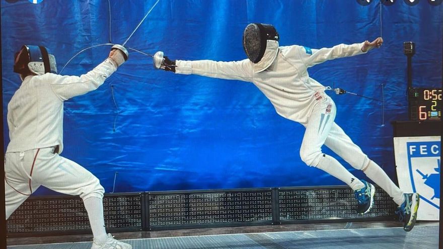 Iván Groupierre, la estrella más prometedora de la esgrima argentina vela armas en el Centro Asturiano
