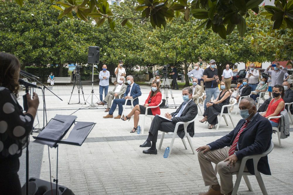 Unha placa na praza de Galicia conmemora a primeira sentencia en galego