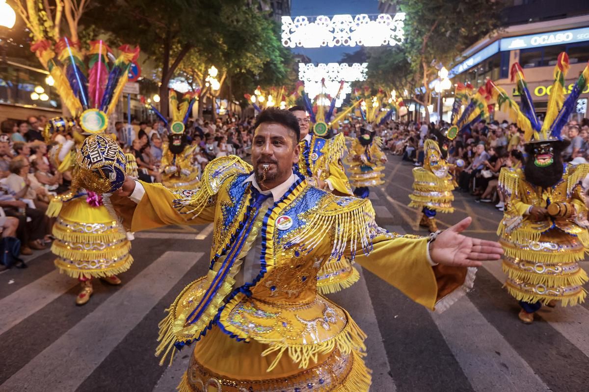 El color y la música invaden el centro de la ciudad durante estos días.