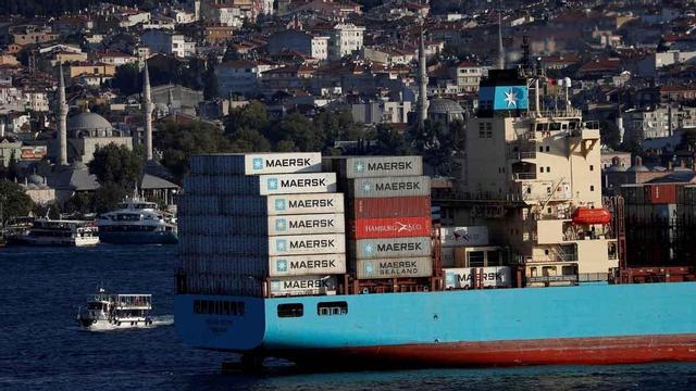 Un buque de la naviera Maersk navega por el Bósforo, de camino al mar Mediterráneo, en Estambul