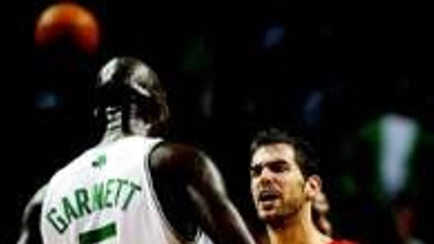 Calderón se encara con Kevin Garnett en Boston