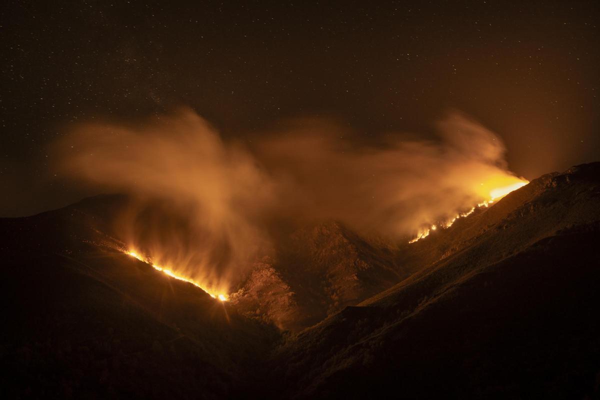 El incendio de Larouco, el peor de la historia registrada de Galicia, arde durante la noche mientras las llamas alcanzan O Courel, una sierra de gran biodiversidad. Sierra de O Courel, Galicia, España, 19 de agosto de 2025.