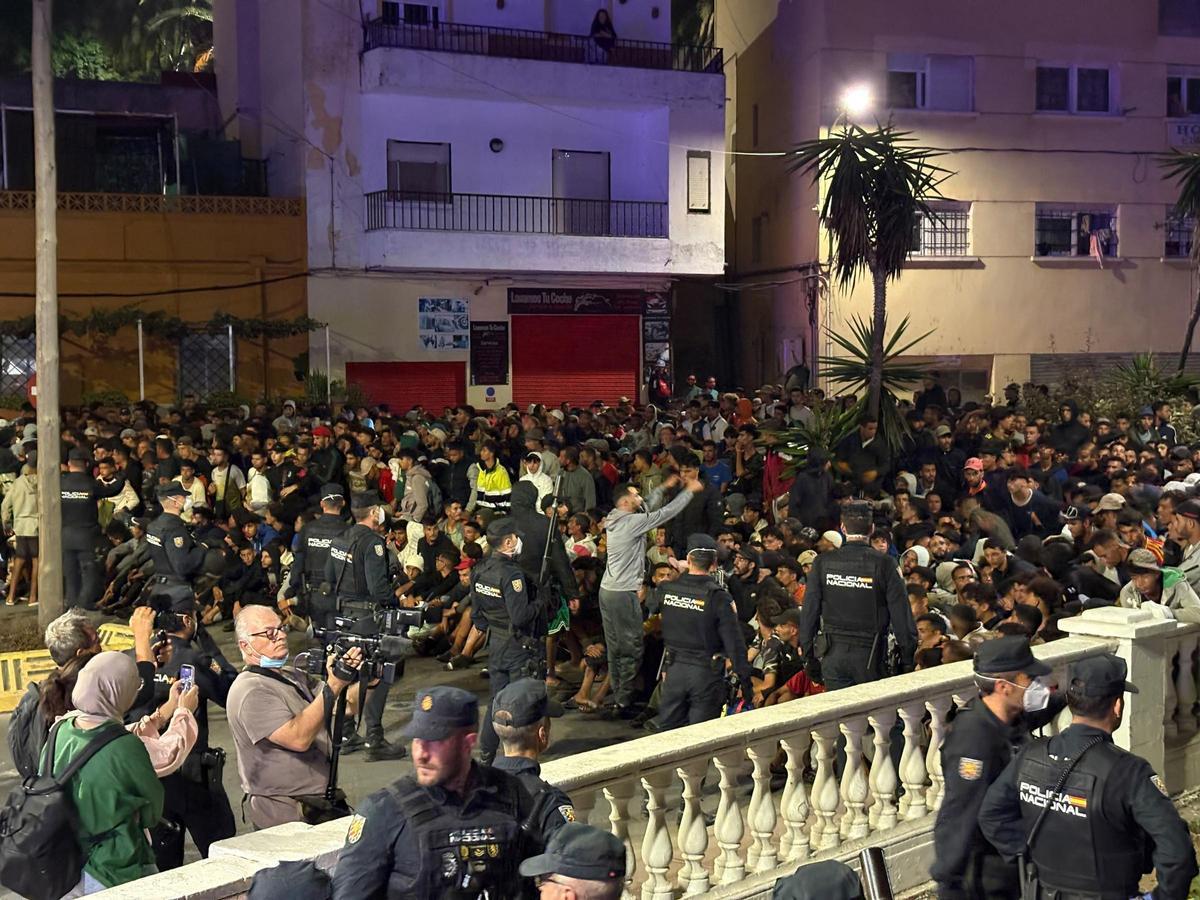La Guardia Civil organiza a los migrantes para su traslado al Puerto de Ceuta, a 18 de septiembre de 2026, en Ceuta (España).