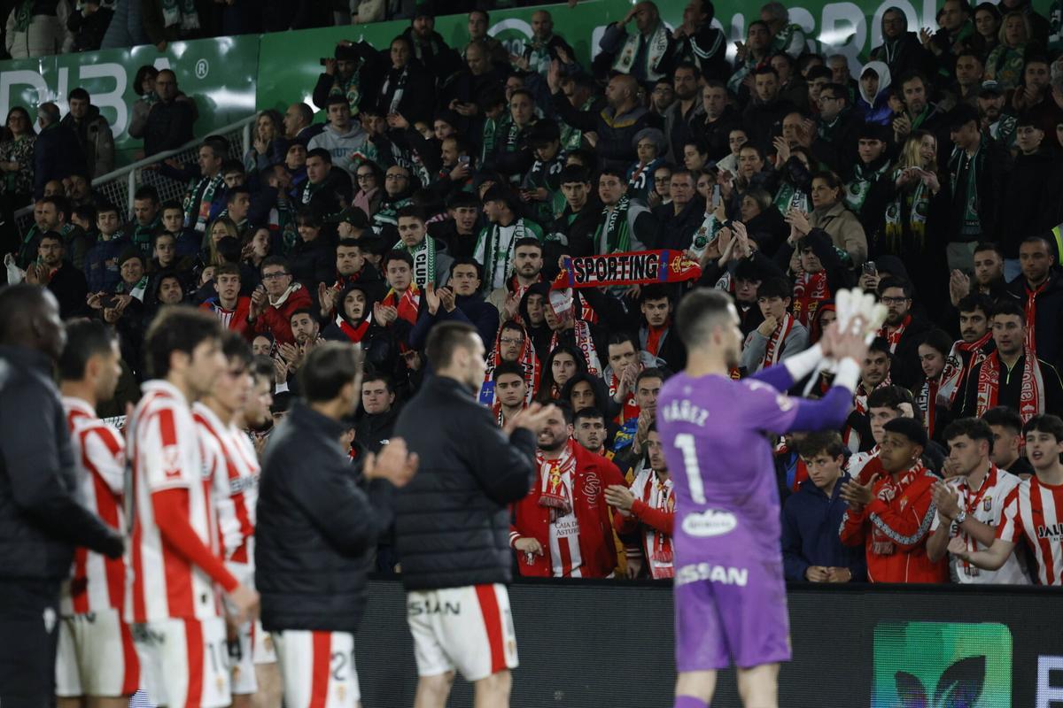 Los jugadores del Sporting se acercan a saludar a la Mareona tras la derrota ante el Racing en El Sardinero.
