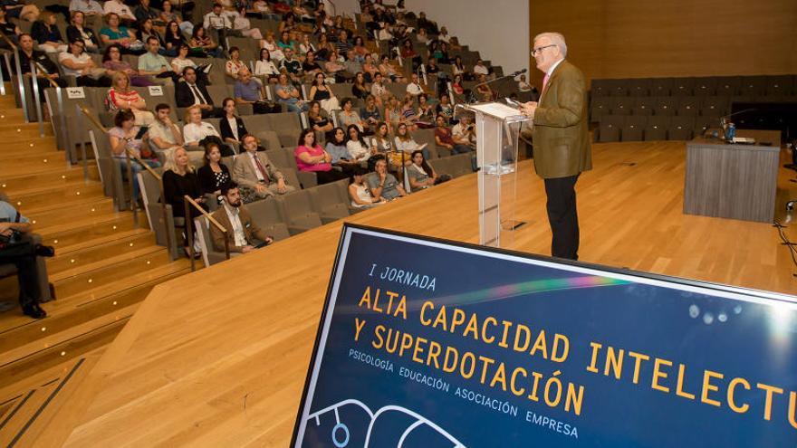 La Diputación reúne a padres y profesionales en la primera jornada sobre niños superdotados