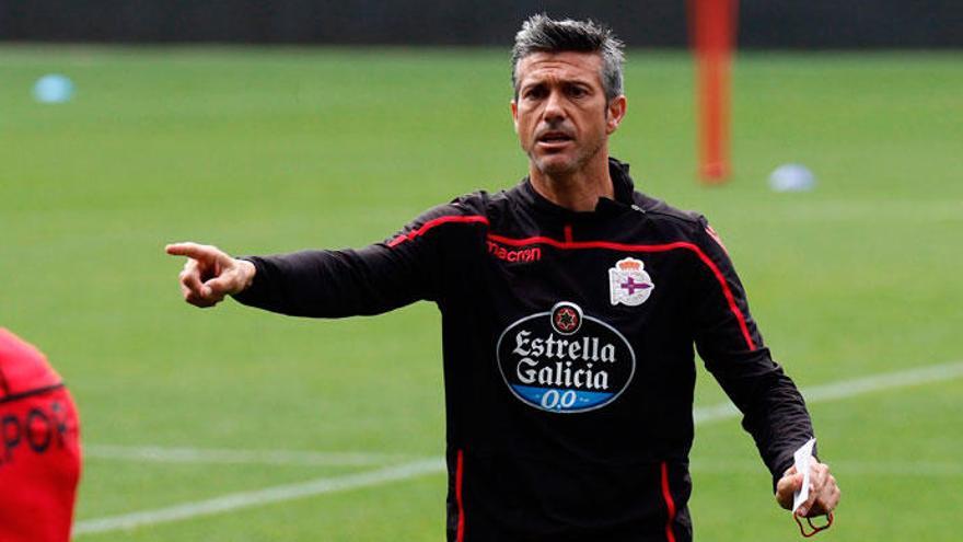 José Luis Martí da instrucciones durante el entrenamiento de ayer en el estadio de Riazor.