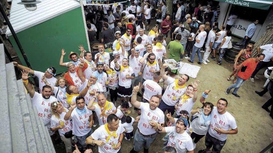 Una peña disfruta de la fiesta en el puesto de casetas del Paseo da Calzada. // Iñaki Abella