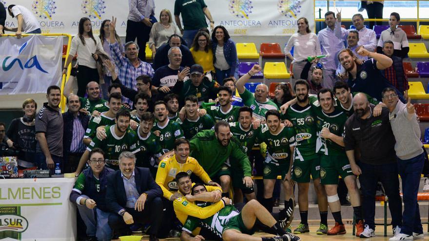 Los jugadores celebran la victoria