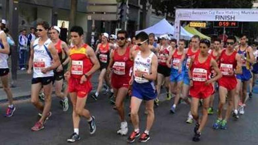 Varias personas participan en la carrera de esta mañana.