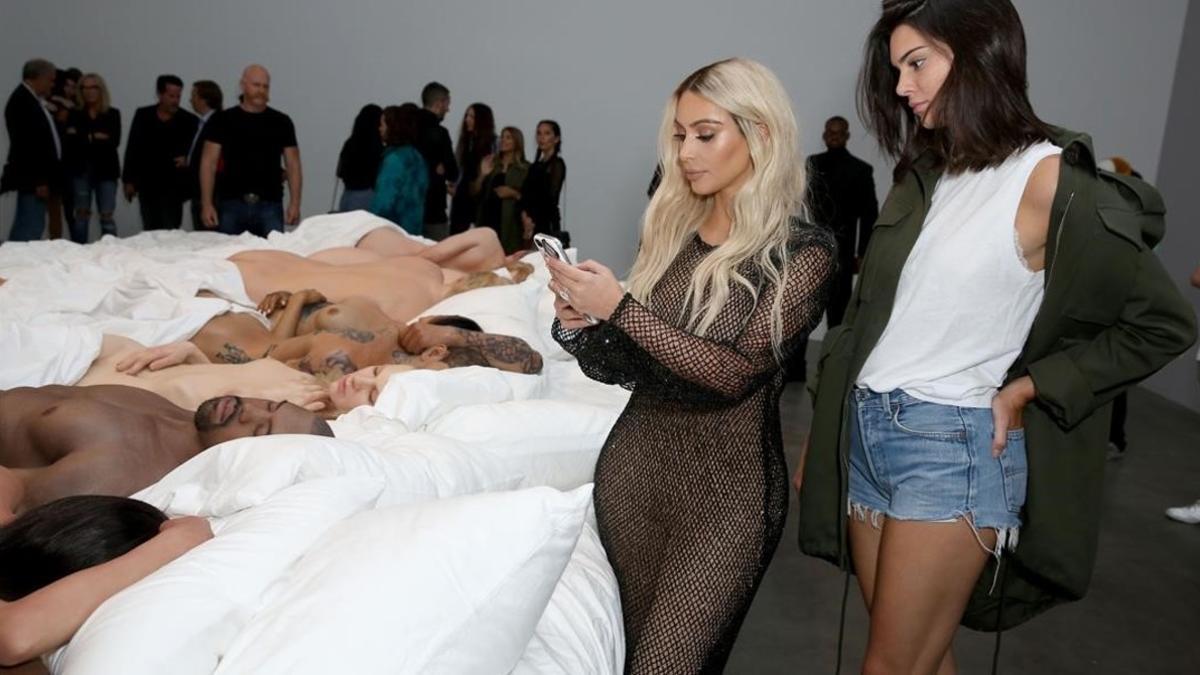Kim Kardashian y Kendall Jenner contemplando 'Famous'.