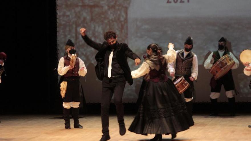 Mighello Blanco, danzando ao son da banda de gaitas Tromentelo. |   // S.Á. 