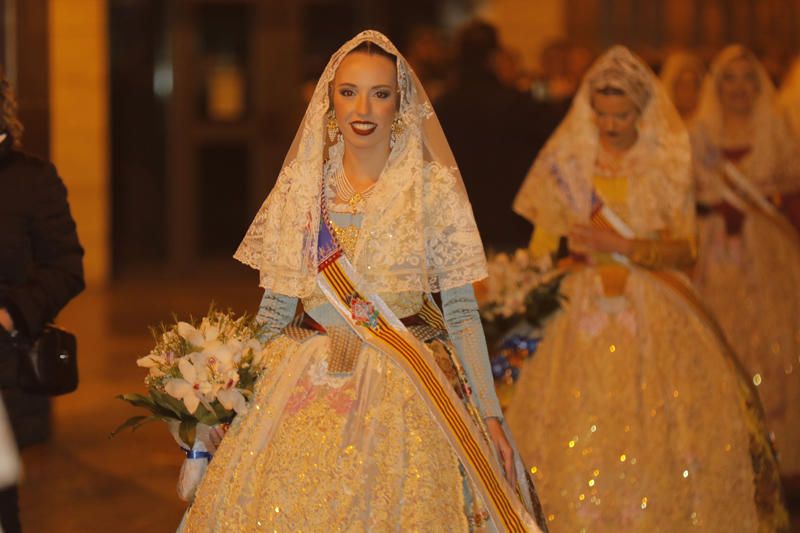 Marina Civera y su corte de honor en la Ofrenda de las Fallas 2019.