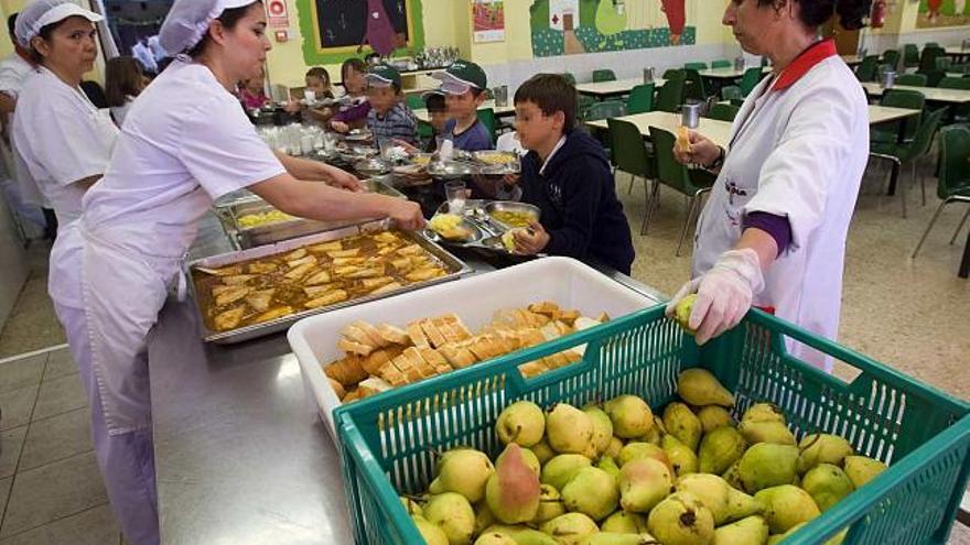 El servicio del comedor escolar atiende a diario a centenares de alumnos en los colegios de la provincia.