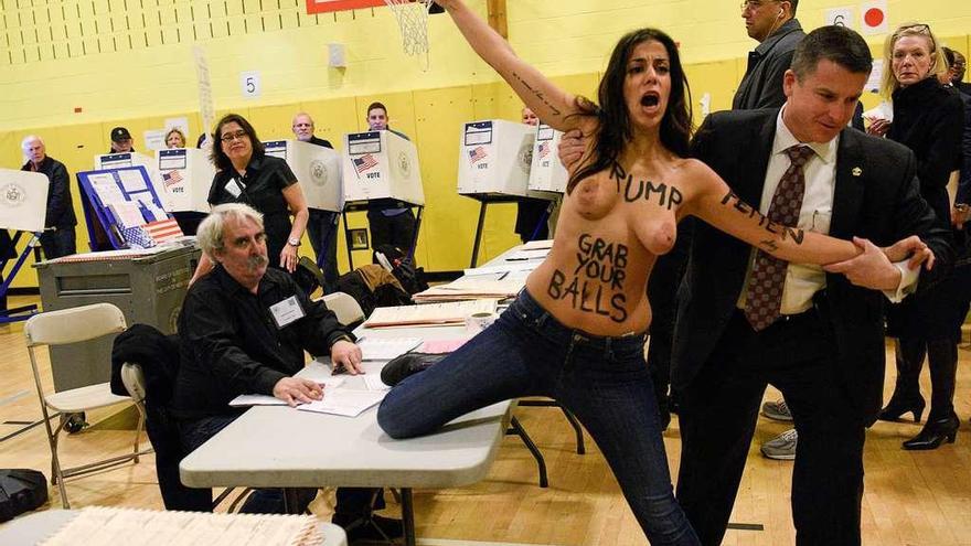 Una activista de Femen protesta en el colegio de Manhattan donde votó Trump. La mujer lleva escrito: &quot;Trump, agárrate las pelotas&quot;. // Reuters