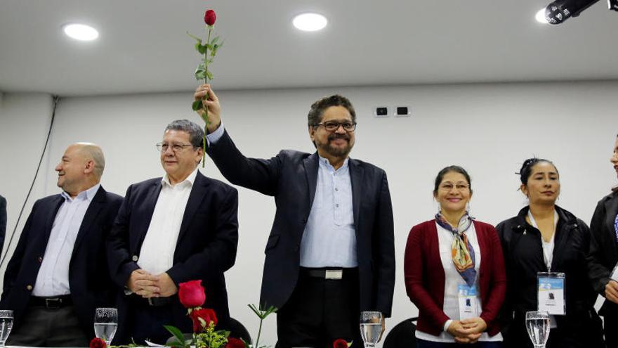 Iván Marquez levanta una rosa durante una rueda de prensa.