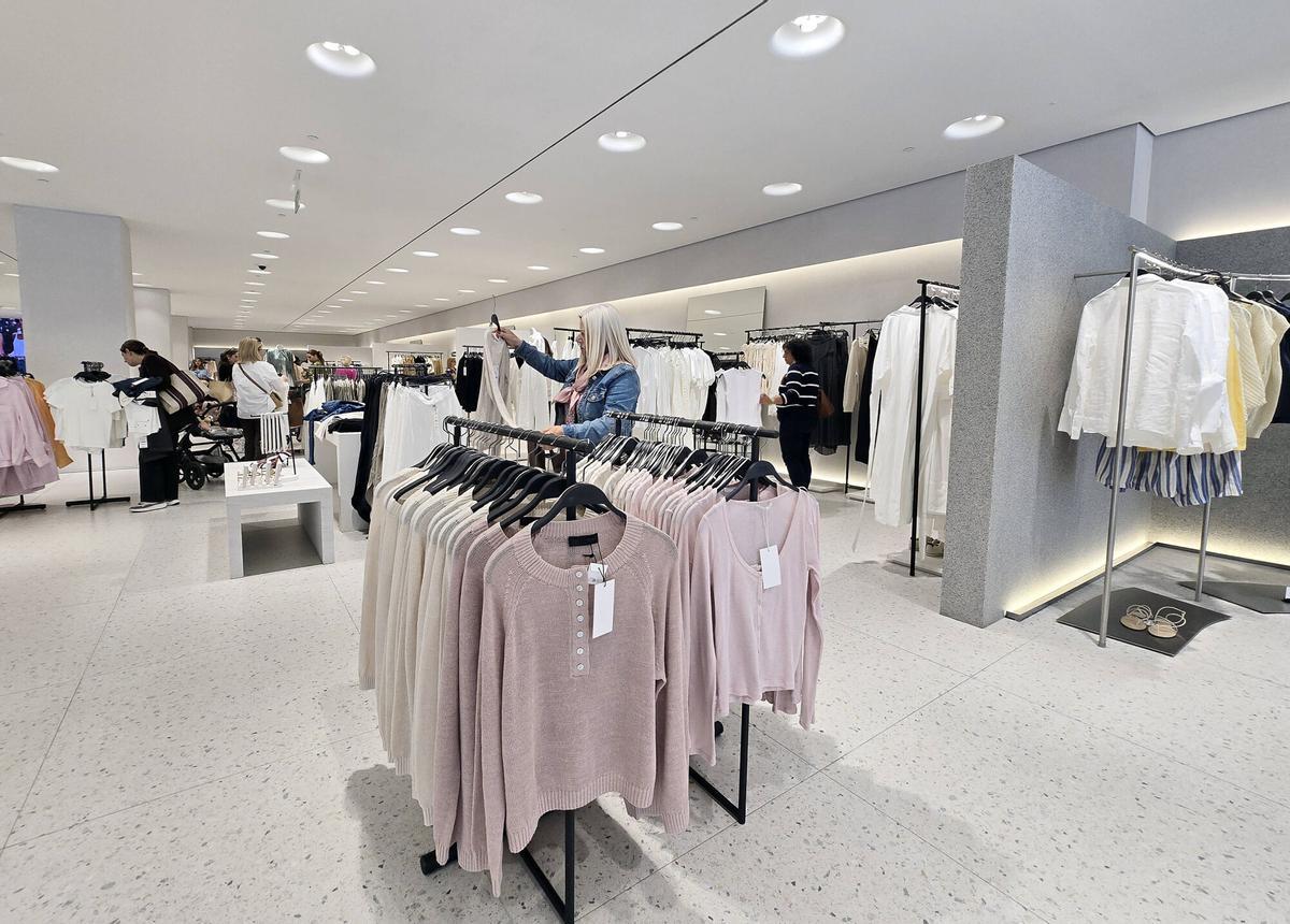 Prendas de colores neutros y sin estampados en diversas tiendas de ropa en Vigo.