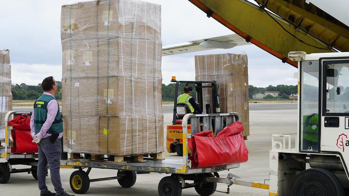 Llegada al aeropuerto de Palma de un cargamento de 17 toneladas de material sanitario, comprado por el Govern durante la pandemia