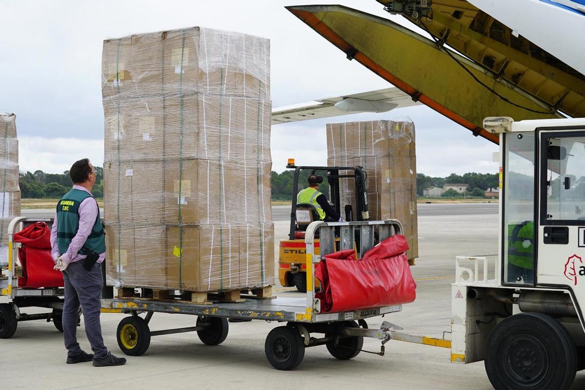 Llegada al aeropuerto de Palma de un cargamento de 17 toneladas de material sanitario, comprado por el Govern durante la pandemia