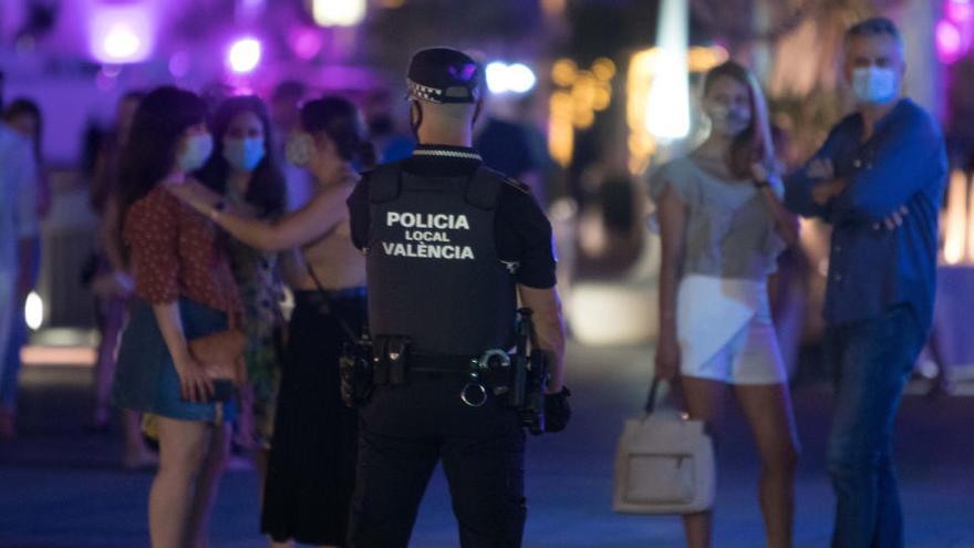 La policía autonómica y la local de València inspeccionan las zonas de ocio nocturno.