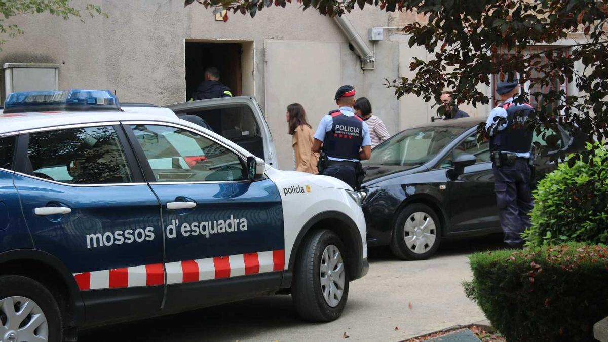 Agents de la científica entren al domicili del carrer Puntarró de Campdevànol, el lloc on es va trobar la jove morta