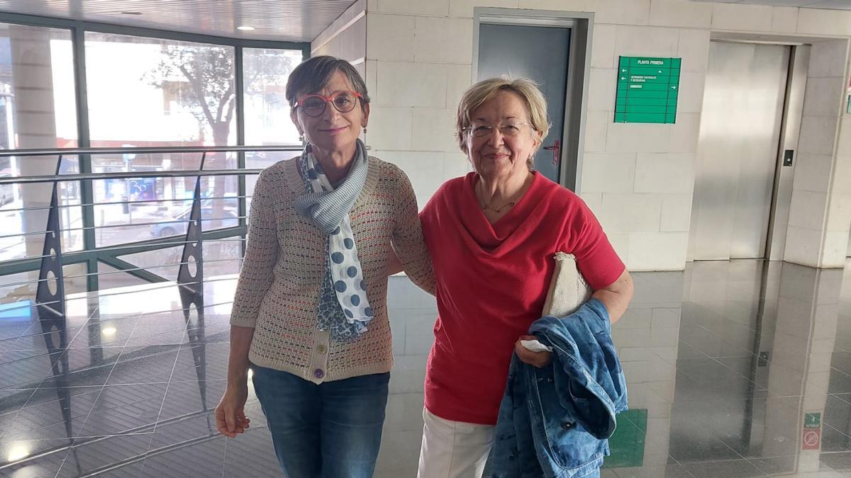 Lucía Janer Ramón e Isabel Vilanova, dos mujeres que actualmente cuidan a un familiar, posan para este diario durante III Encuentro de las Personas Cuidadoras.
