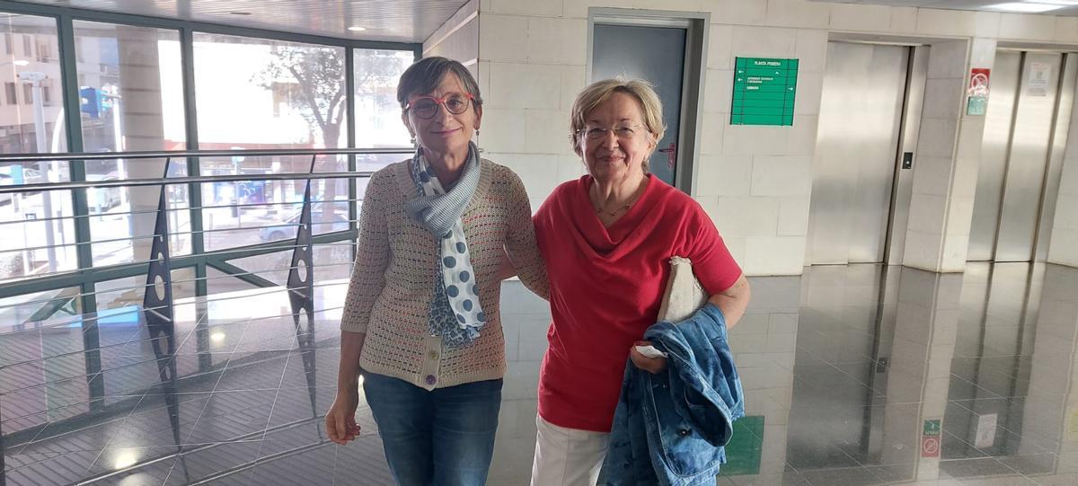 Lucía Janer Ramón e Isabel Vilanova, dos mujeres que actualmente cuidan a un familiar, posan para este diario durante III Encuentro de las Personas Cuidadoras.
