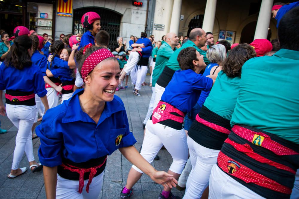 Els castellers de Berga descarreguen la primera construcció de vuit pisos