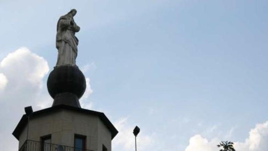 La imagen de la Inmaculada de Peresejo corona el edificio del santuario de la Font Roja.