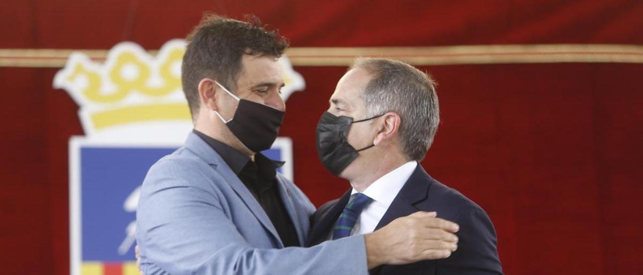Albero abraza a Román tras entregarla la vara de mando en julio de 2021 por el pacto de gobierno firmado en 2019.