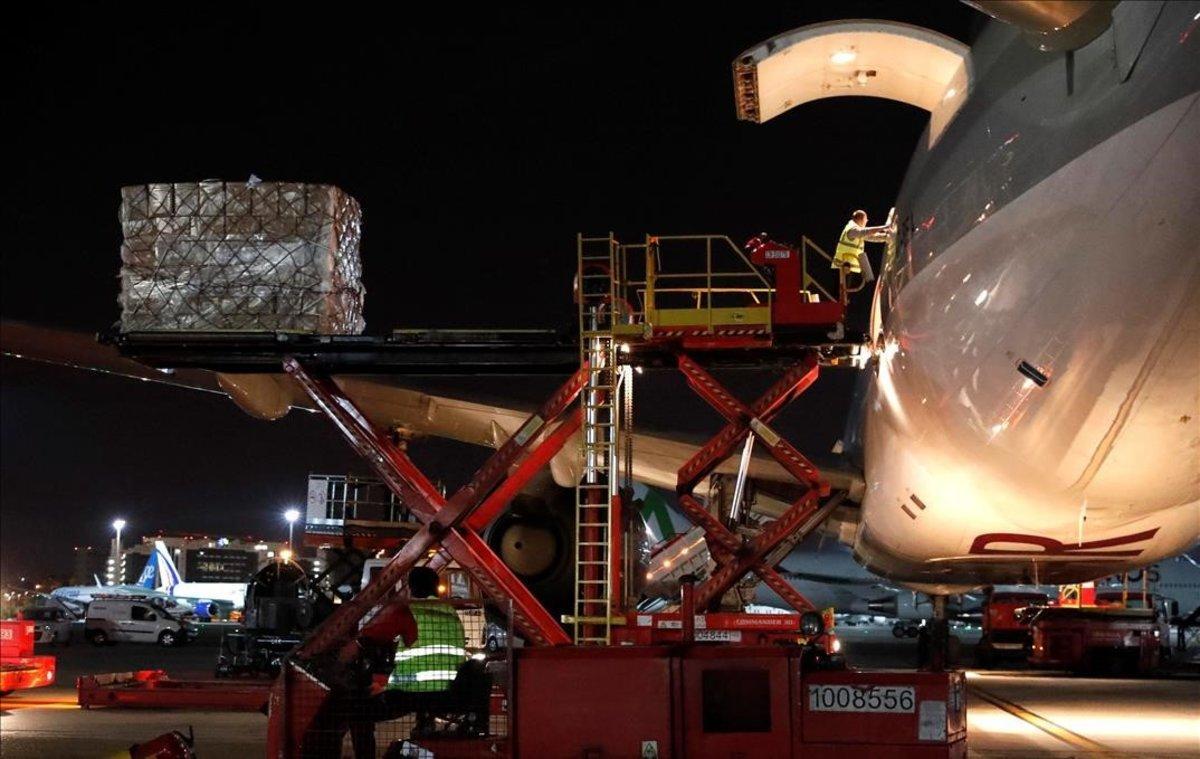 Avión procedente de Shanghái con material médico fletado por la Comunidad de Madrid, en el aeropuerto de Madrid-Barajas.