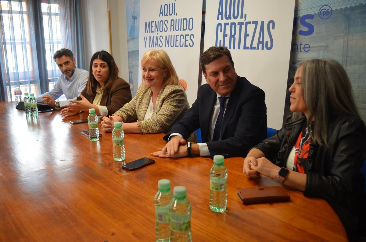 Acto político en la sede del PP en el encuentro con comerciantes de Benavente.