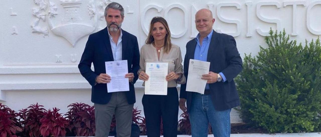 Ana Carmen Mata (PP) presenta la moción de censura contra el PSOE acompañada por Juan Carlos Maldonado (Por Mi Pueblo) y Juan Carlos Cuevas (Vox).  |