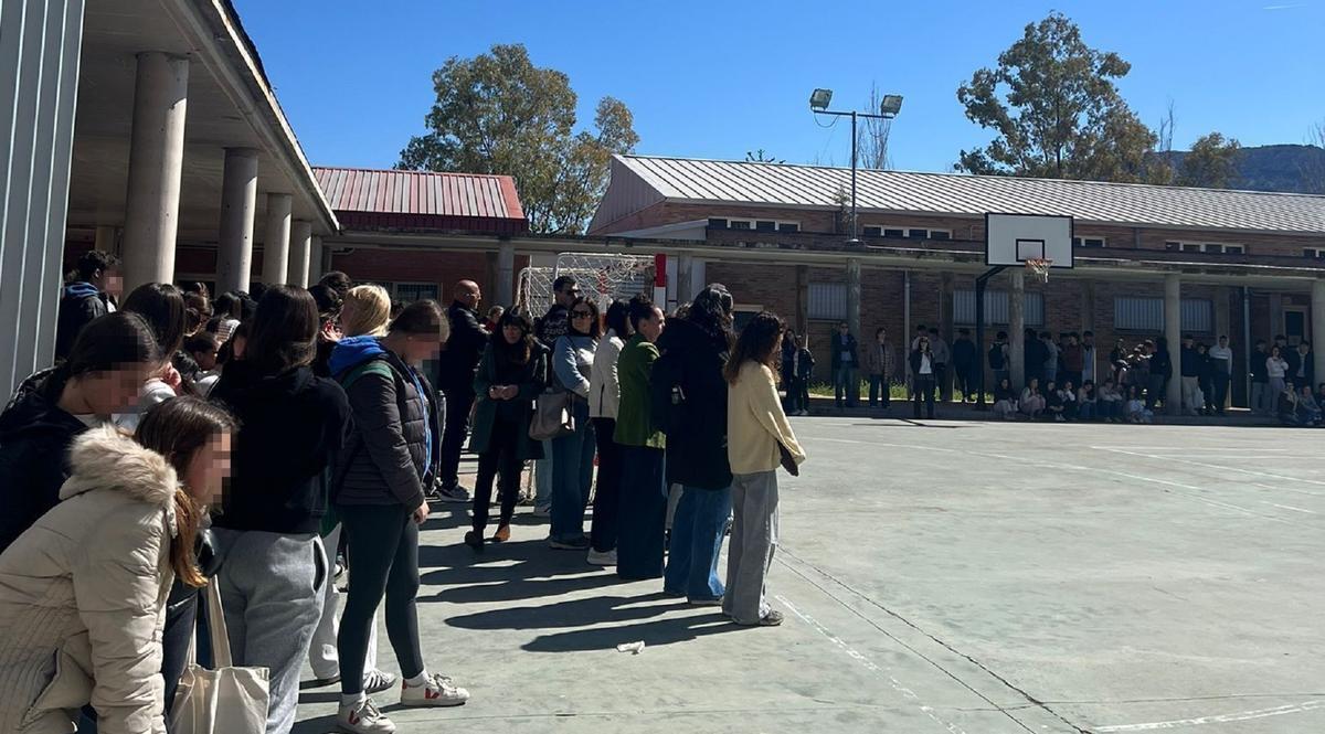Concentración silenciosa en el IES Cotes Baixes este lunes, para mostrar su repulsa por la agresión a un profesor