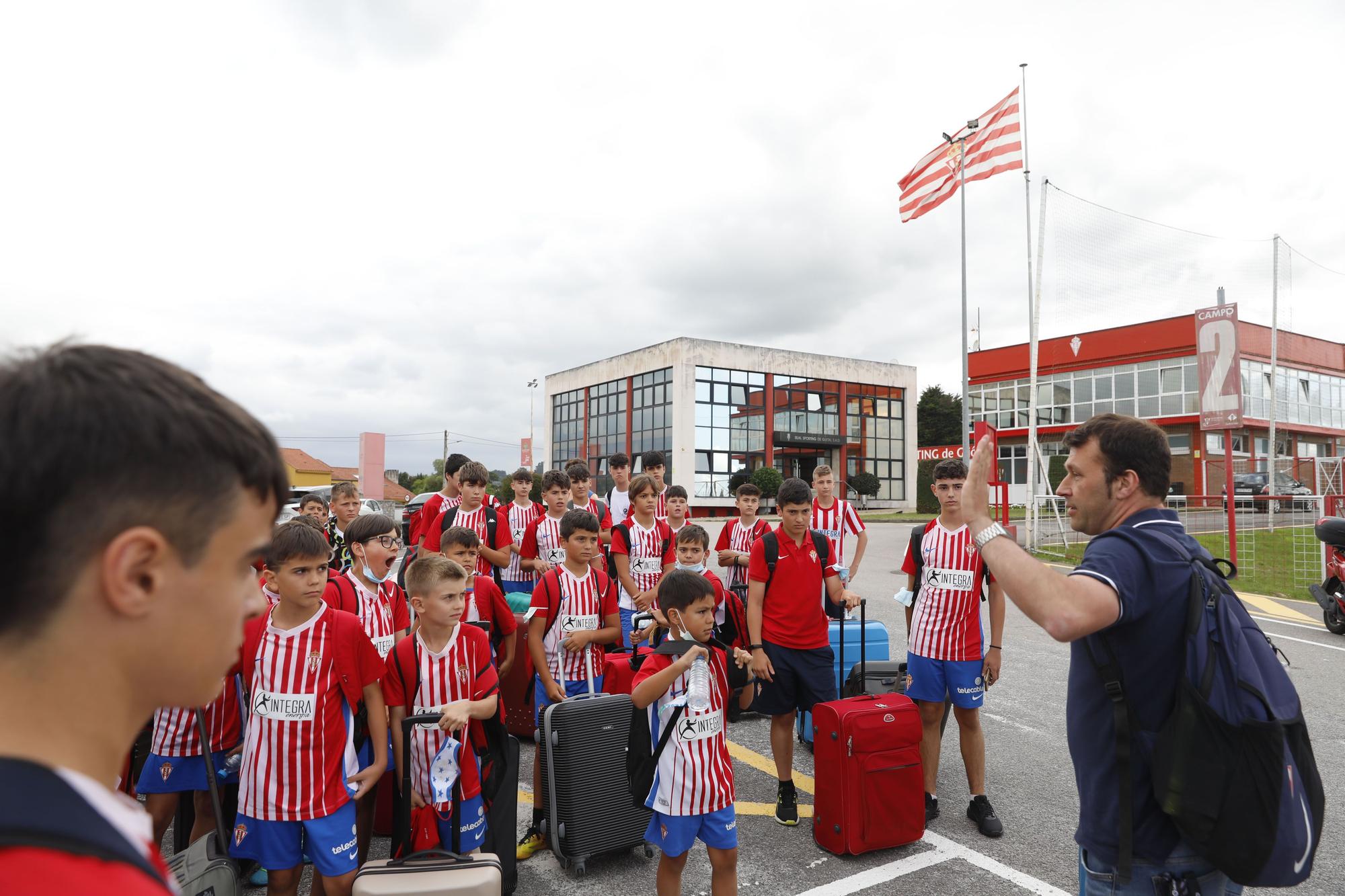 En imágenes: La escuela del fútbol del Sporting recibe a un centenar de jóvenes del primer turno del campus