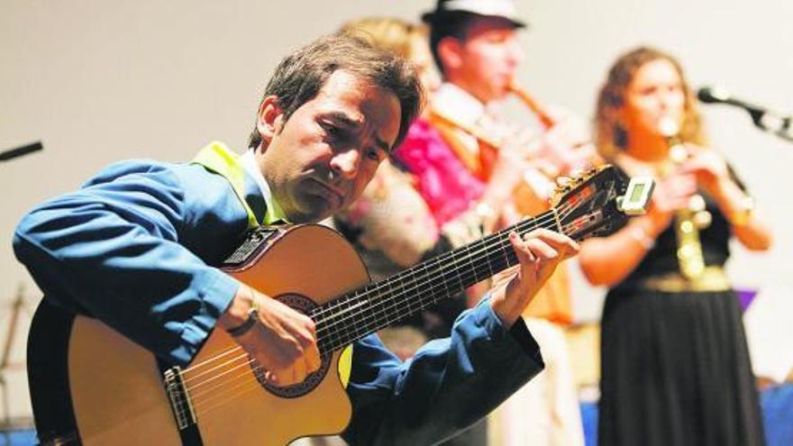 Miembros del GAME durante su actuación, ayer, en la Casa de Cultura de Cudillero.