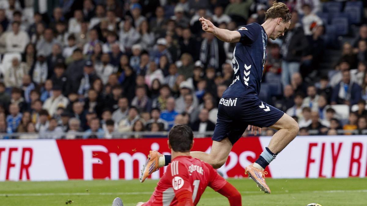 Williot regatea a Courtois para marcar el segundo gol del Celta. | EFE