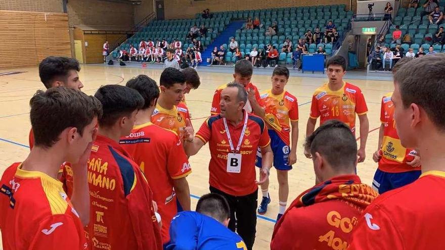 Juan Lago (dorsal 18) atiende las indicaciones del seleccionador Patxi Martí, ayer en un tiempo muerto del partido ante Georgia.