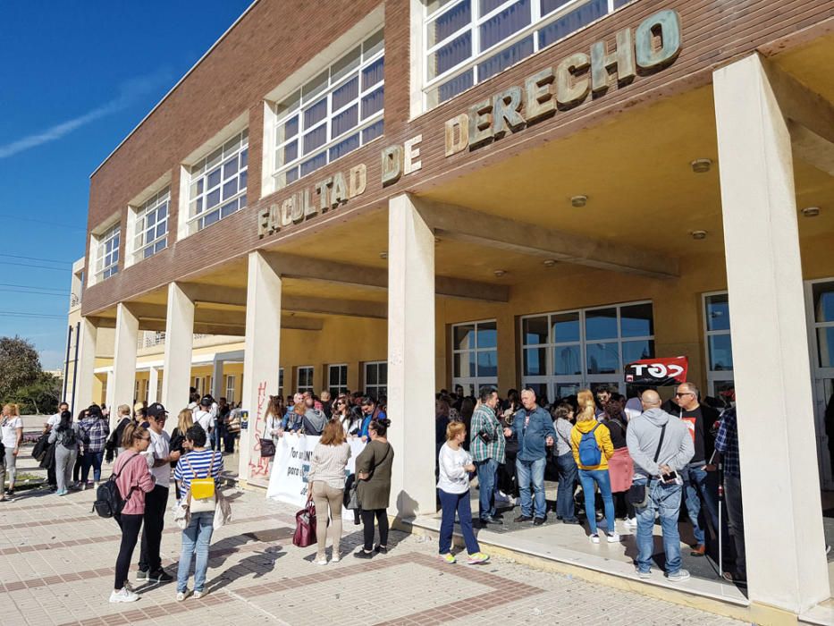 El encierro del personal de limpieza en la Facultad de Derecho de la Universidad de Málaga llega a su tercer día. La basura de los centros sigue acumulándose, pero las empresas, los trabajadores y la institución académica todavía no han llegado a un acuerdo. Este miércoles se ha vuelto a repetir la concentración de otros limpiadores a las puertas del edificio