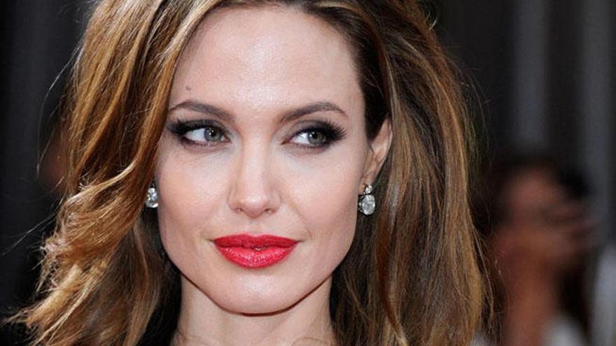 Angelina Jolie  posa en la alfombra roja