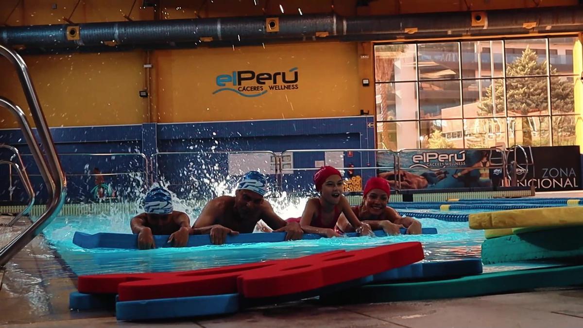En las instalaciones de la avenida Virgen de Guadalupe, El Perú combina sala fitness, actividades dirigidas, pádel y, dos piscinas climatizadas.